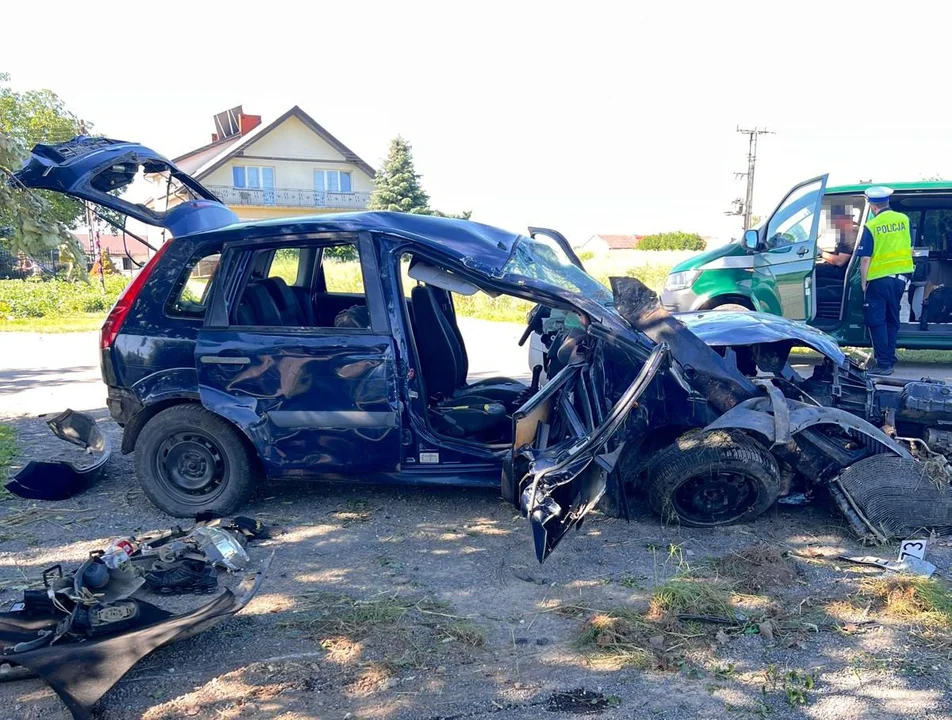 Samochód dachował po uderzeniu w drzewo pod Lublinem. 16-letni kierowca walczy o życie, nastoletni pasażerowie byli piani