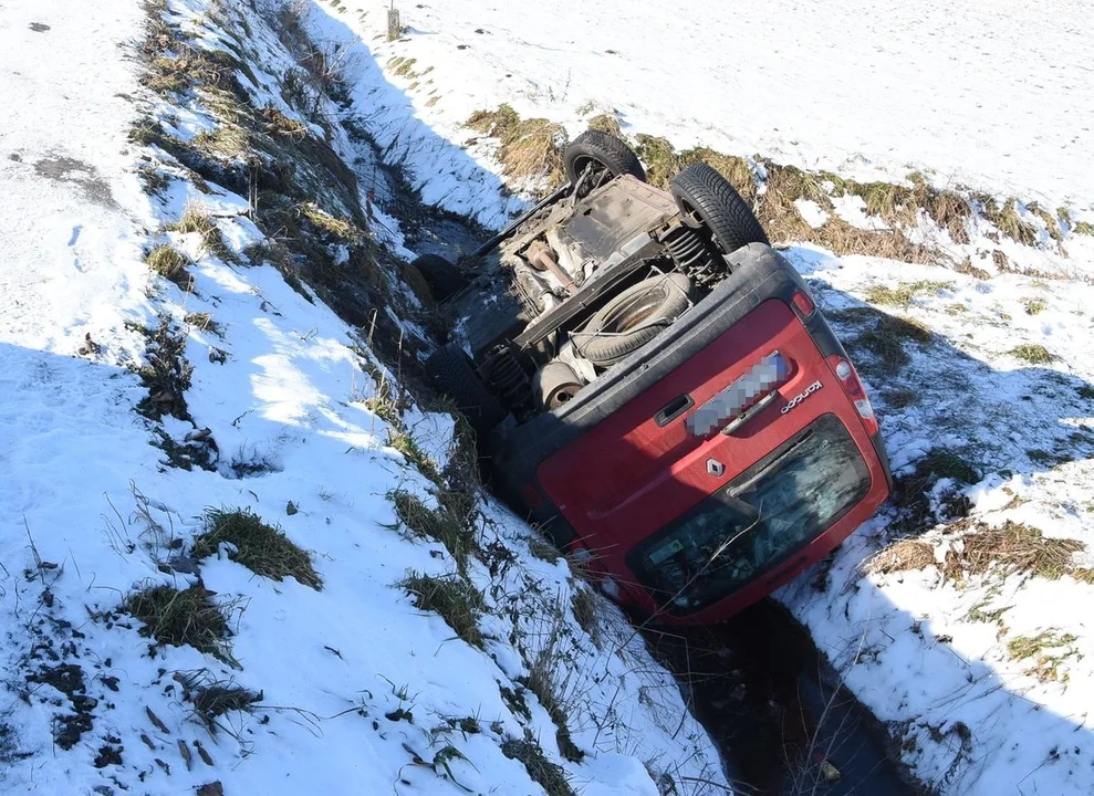 Renault dachował, seat wylądował na drzewie. Wypadki na śliskich drogach - Zdjęcie główne