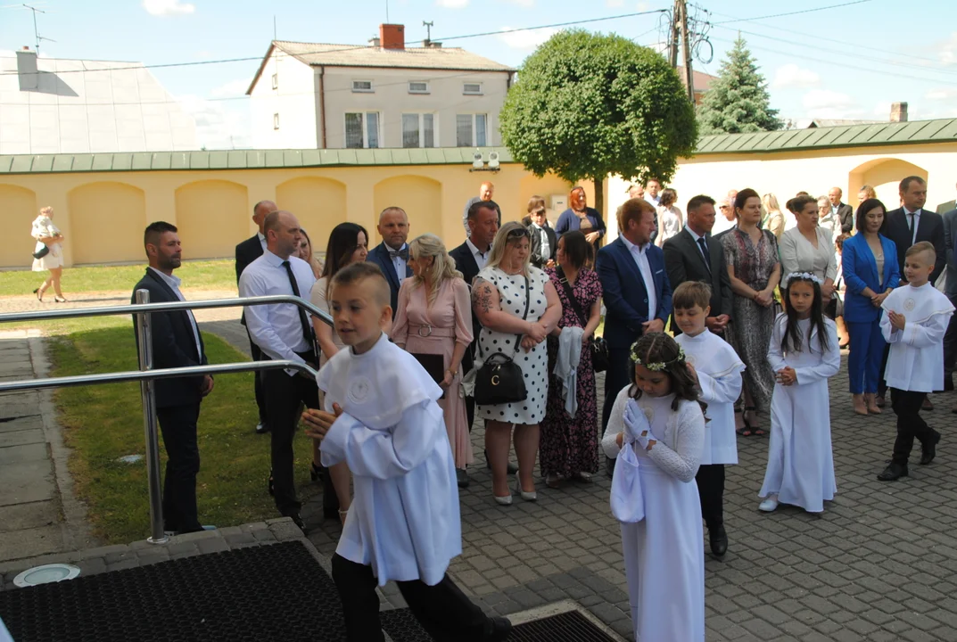 Uczniowie z klas III A i III C z SP nr 2 w Opolu Lubelskim przystąpili do I Komunii Świętej 3 czerwca o godz. 10