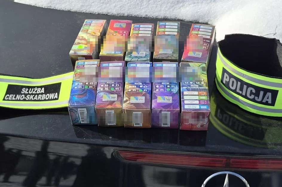Powiat lubelski: Nielegalne znalezisko u 41-latka. Ponad 600 e-papierosów i ok. 50 olejków