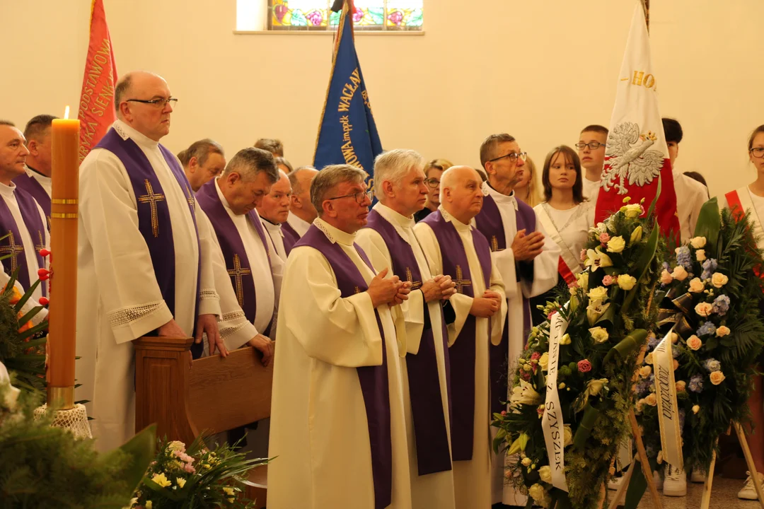 Pogrzeb Ks. Zbigniew Hackiewicz. Proboszcza parafii w Jedlance pożegnała setka duchownych