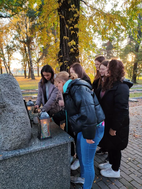 Uczniowie "Rolnika" zadbali o nagrobki na łukowskich cmentarzach