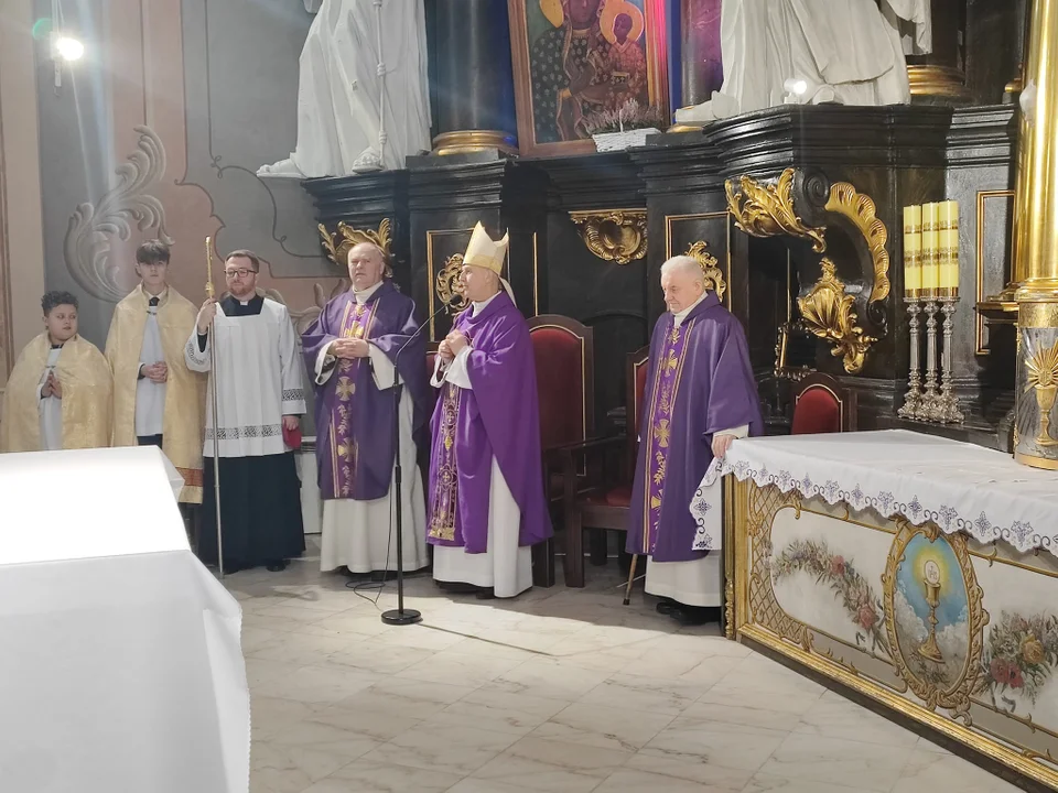 Biskup Grzegorz Suchodolski odwiedził Parafię Podwyższenia Krzyża Św. Ingres Biskupa z plebanii do kościoła i msza święta