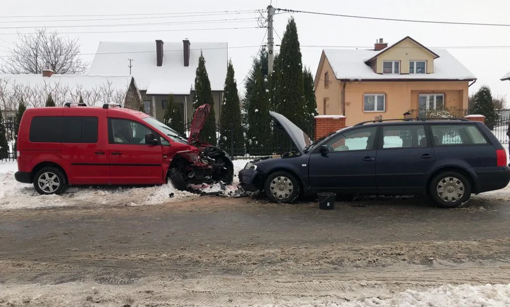 Kraczewice Rządowe: Volkswagen zjechał na przeciwległy pas i uderzył w inny samochód (ZDJĘCIA) - Zdjęcie główne