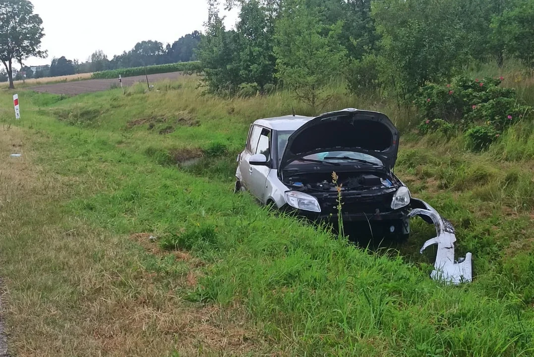 Lubelskie: Najpierw dachowanie Skody, potem czołówka dwóch aut. Dwie osoby w szpitalu