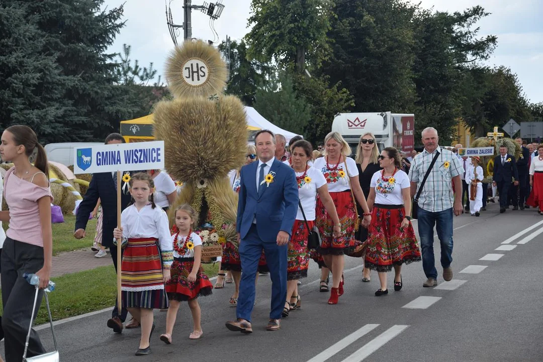 Dożynki Powiatowe w Drelowie 2023. Korowód i prezentacja wieńców