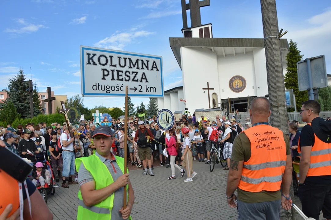 Po raz pierwszy pod nowym numerem  13.  a nie 15 . radzyńska grupa wyruszyła z radzyńskiego Sanktuarium na pielgrzymi szlak. Pątnicy idą pokłonić się Matce Bożej - Zdjęcie główne