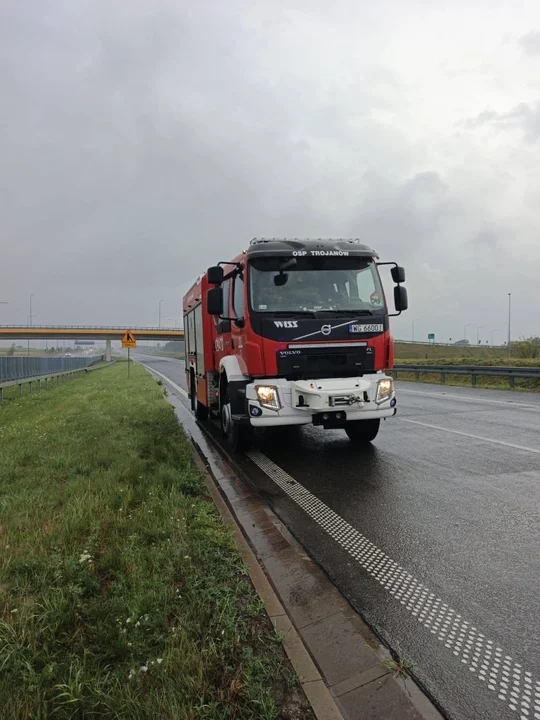 Rozbił mercedesa na S17. Policja ustaliła, dlaczego doszło do wypadku