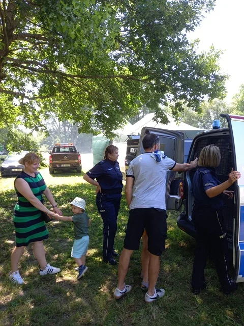 Policjanci na Dniu Otwartym w Stadninie Koni w Janowie Podlaskim