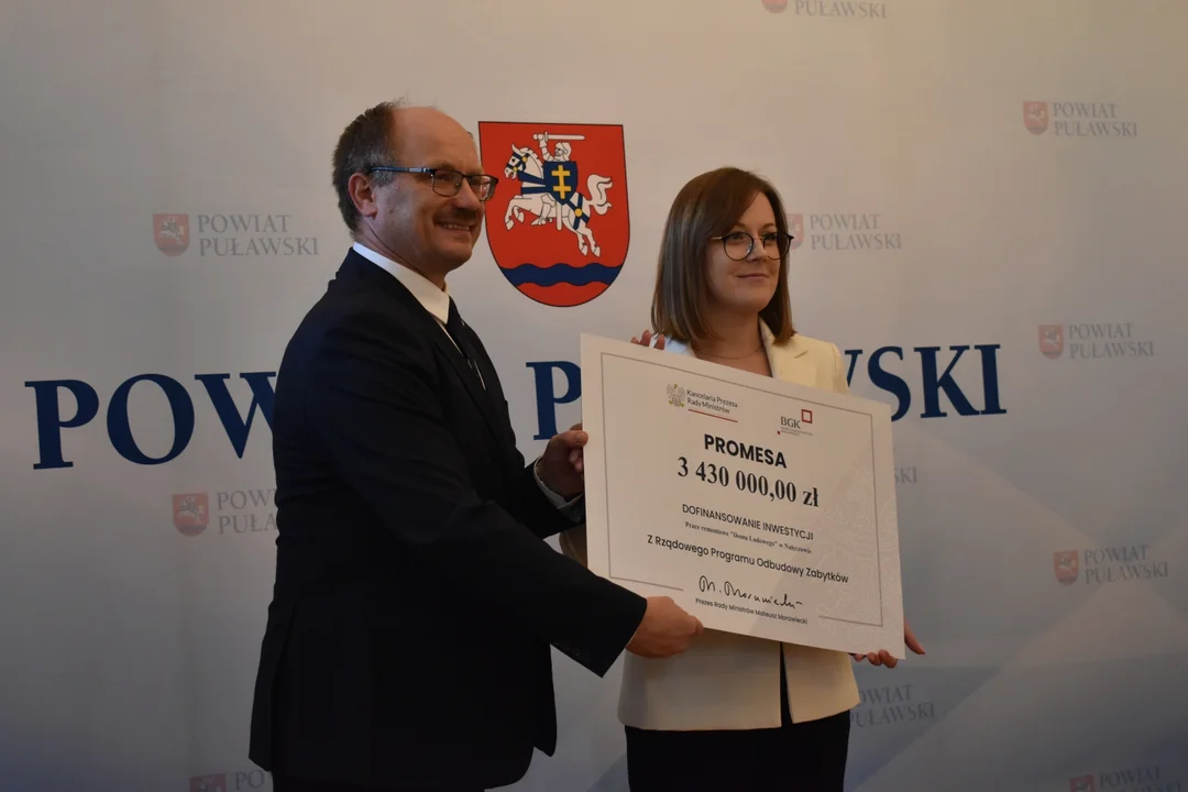 Wręczenie promes na renowację zabytków w powiecie puławskim