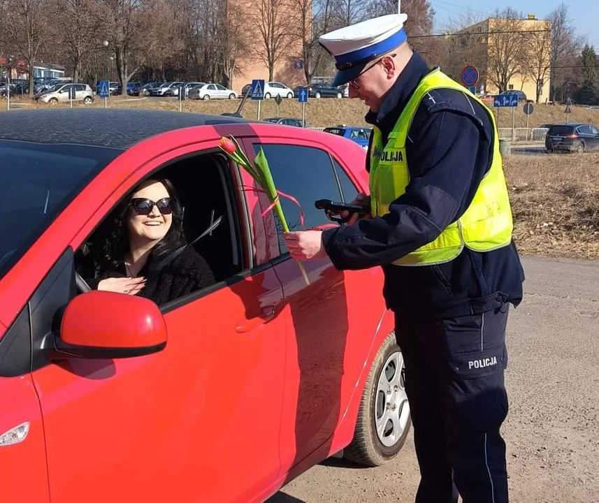 Lublin: Niespodzianka policjantów z okazji Dnia Kobiet. Dla każdej zatrzymanej do kontroli kierującej - Zdjęcie główne