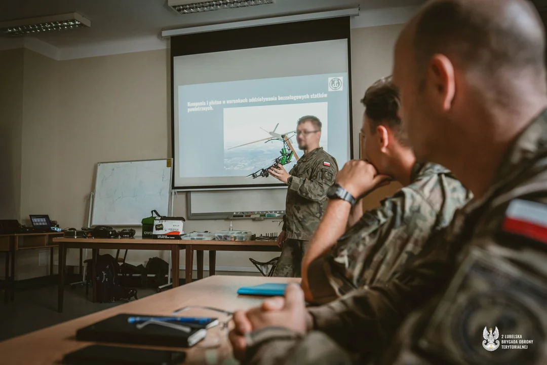 Od symulatora po loty w terenie. Jak lubelscy terytorialsi uczą się latać dronami