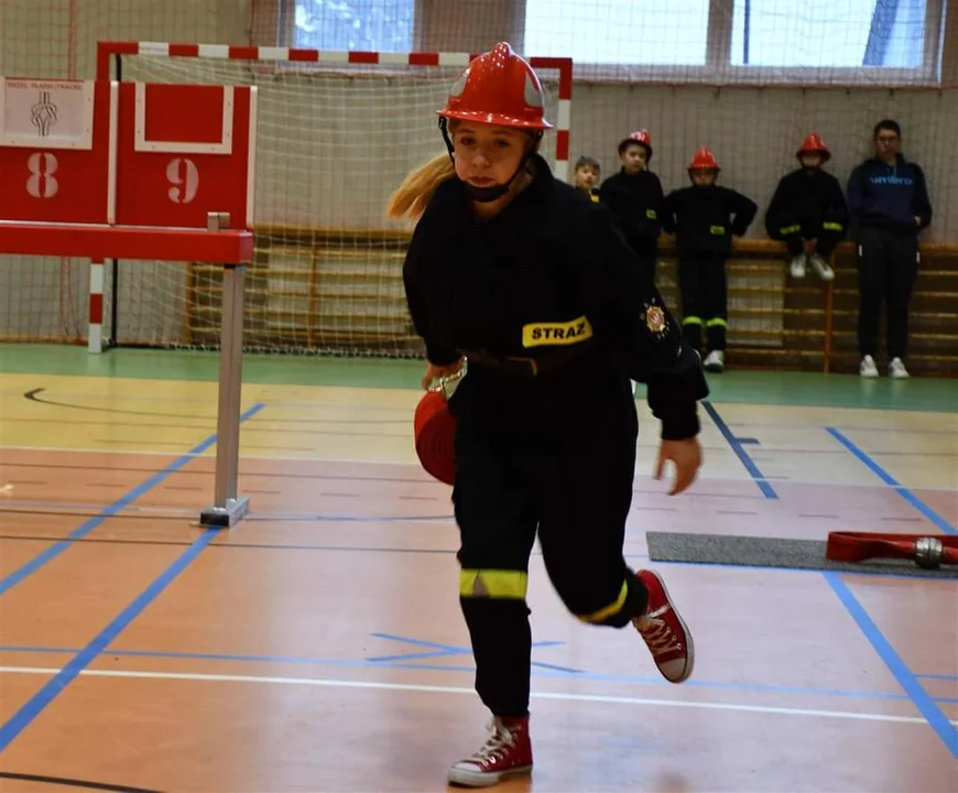 Halowe zawody sportowo-pożarnicze w Żyrzynie