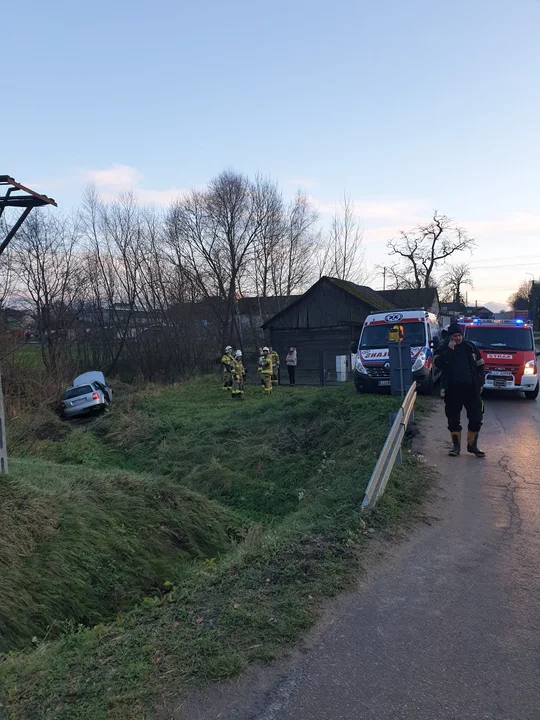 Kierowca audi zjechał do rowu w Wilczyskach - Zdjęcie główne