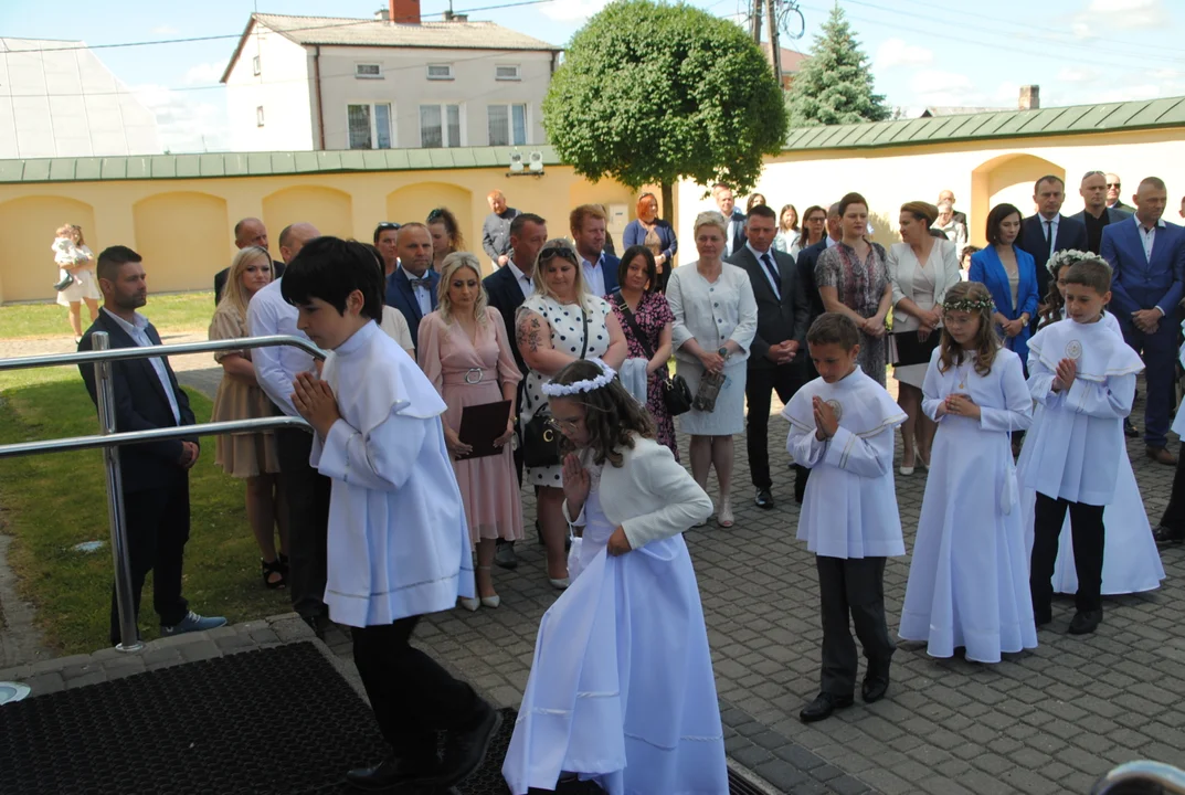 Uczniowie z klas III A i III C z SP nr 2 w Opolu Lubelskim przystąpili do I Komunii Świętej 3 czerwca o godz. 10