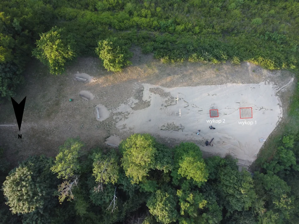 Kazimierz Dolny: Tajemnice Góry Trzech Krzyży. Archeolodzy odkryli dziecięce pochówki sprzed kilkuset lat (ZDJĘCIA) - Zdjęcie główne