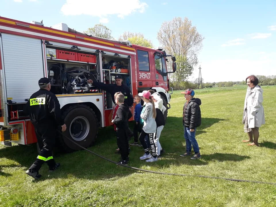 Strażacy w szkole podstawowej w Krzewicy