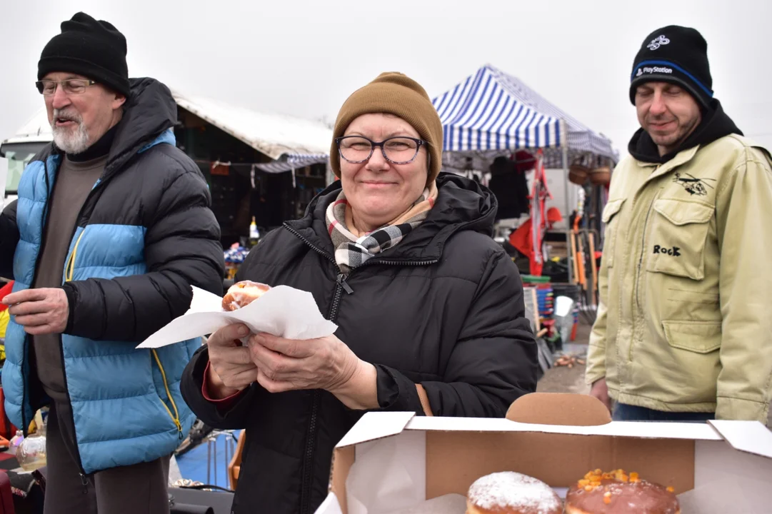 Rozdawaliśmy pączki na ryckim targowisku (ZDJĘCIA) - Zdjęcie główne