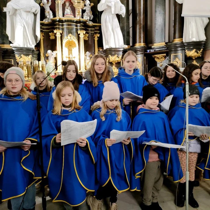 Schola „Promyczki” zaśpiewała kolędy i pastorałki (ZDJĘCIA)