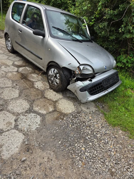 Jabłonowiec: Auto kierowane przez 76-latkę nagle znalazło się w stawie