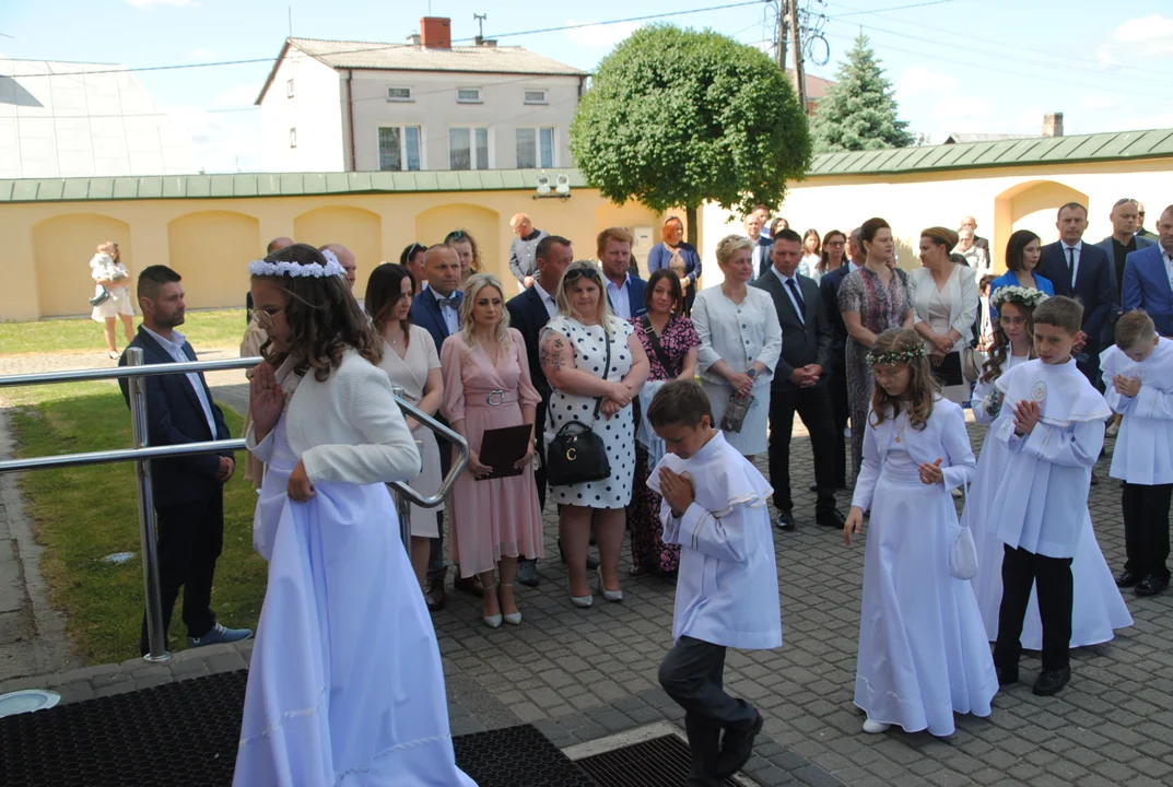 Uczniowie z klas III A i III C z SP nr 2 w Opolu Lubelskim przystąpili do I Komunii Świętej 3 czerwca o godz. 10