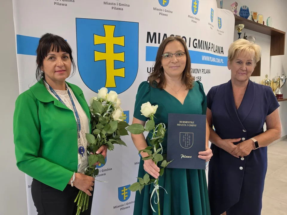 Dziesięć nauczycielek z gminy Pilawa z ważnym zawodowym awansem. Były gratulacje, ślubowanie i róże
