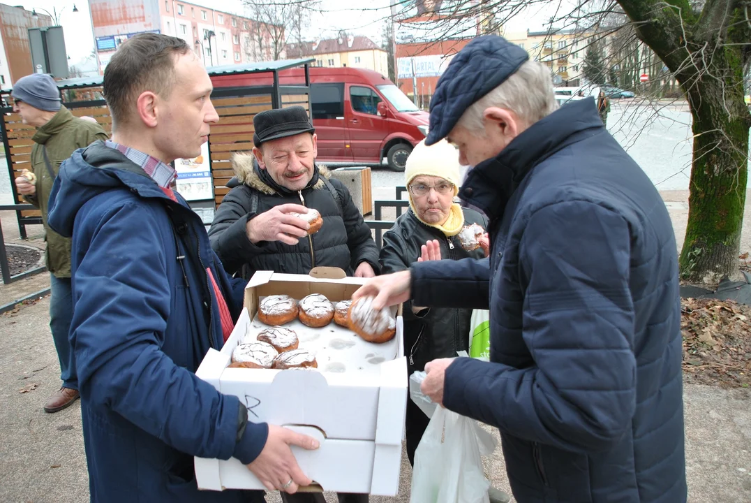 Radny Michał Kramek rozdawał dziś w Poniatowej pączki