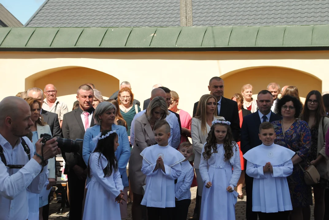 Uczniowie z klas III A i III C z SP nr 2 w Opolu Lubelskim przystąpili do I Komunii Świętej 3 czerwca o godz. 10