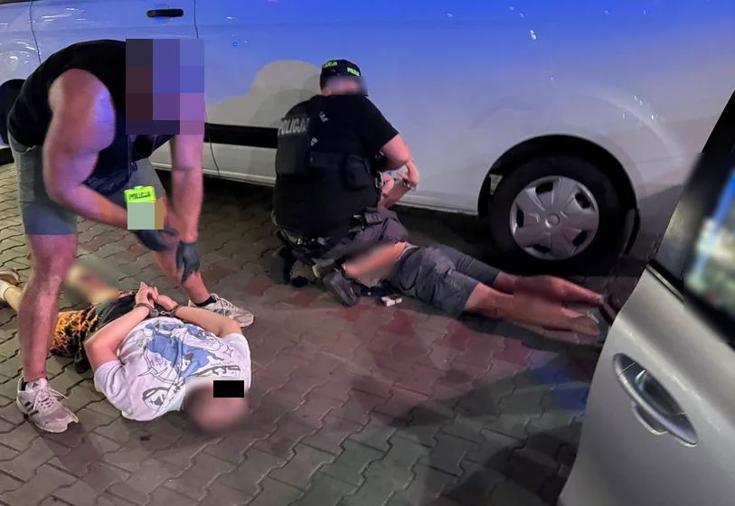 Międzyrzec Podlaski: Syn miał potrącić ciężarną, seniorka oszukana na ok. 80 tys. zł. Sprawcy zatrzymani na trasie A2