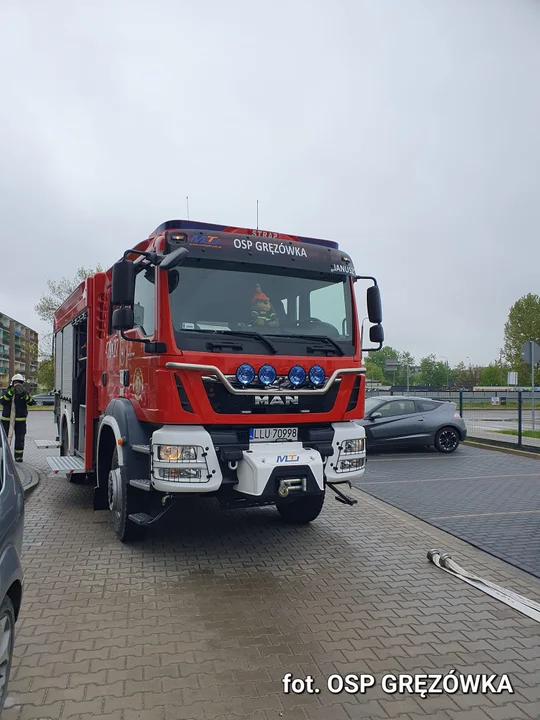 Ćwiczenia strażaków na osiedlu przy ul. Kresów Wschodnich