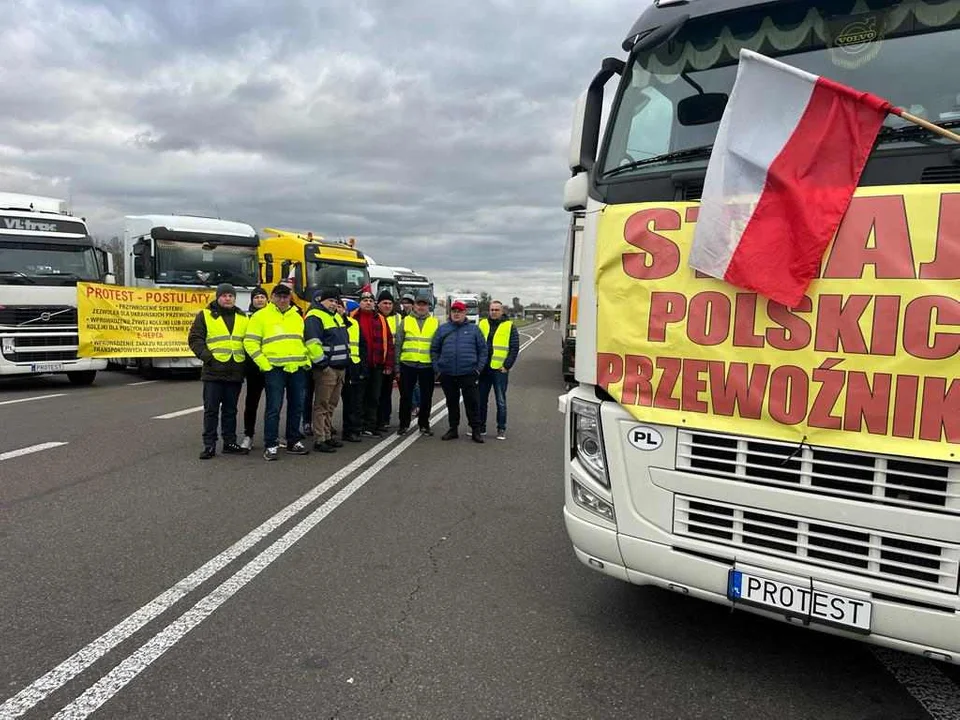 Przewoźnicy z Łukowa  i regionu protestują na granicy polsko – ukraińskiej. Walczą o swoje miejsca pracy - Zdjęcie główne