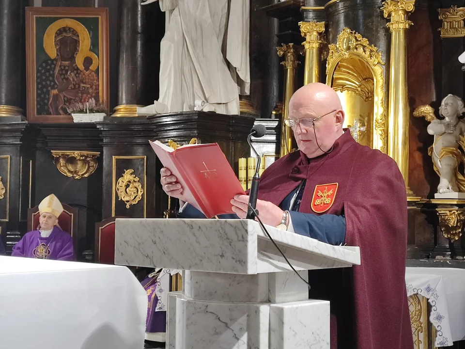 Biskup Grzegorz Suchodolski odwiedził Parafię Podwyższenia Krzyża Św. Ingres Biskupa z plebanii do kościoła i msza święta