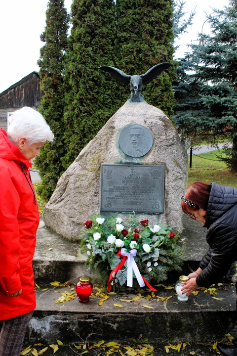 Seniorzy ze Stoczka Łukowskiego złożyli własnoręczną wiązankę pod pomnikiem kapitana "Ostoi"