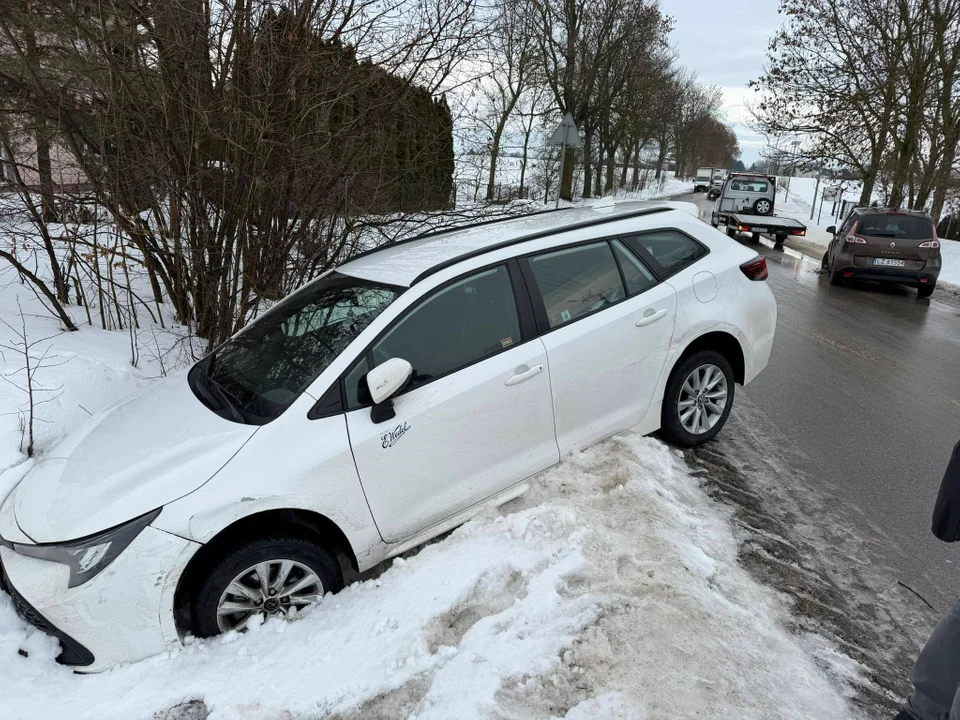 Uwaga, ślisko w powiecie! Kolizja goni kolizję - Zdjęcie główne