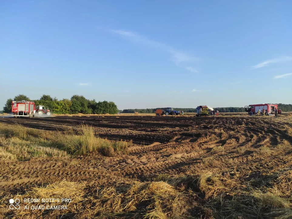 W gminie Serokomla płonęła prasa belująca i ściernisko