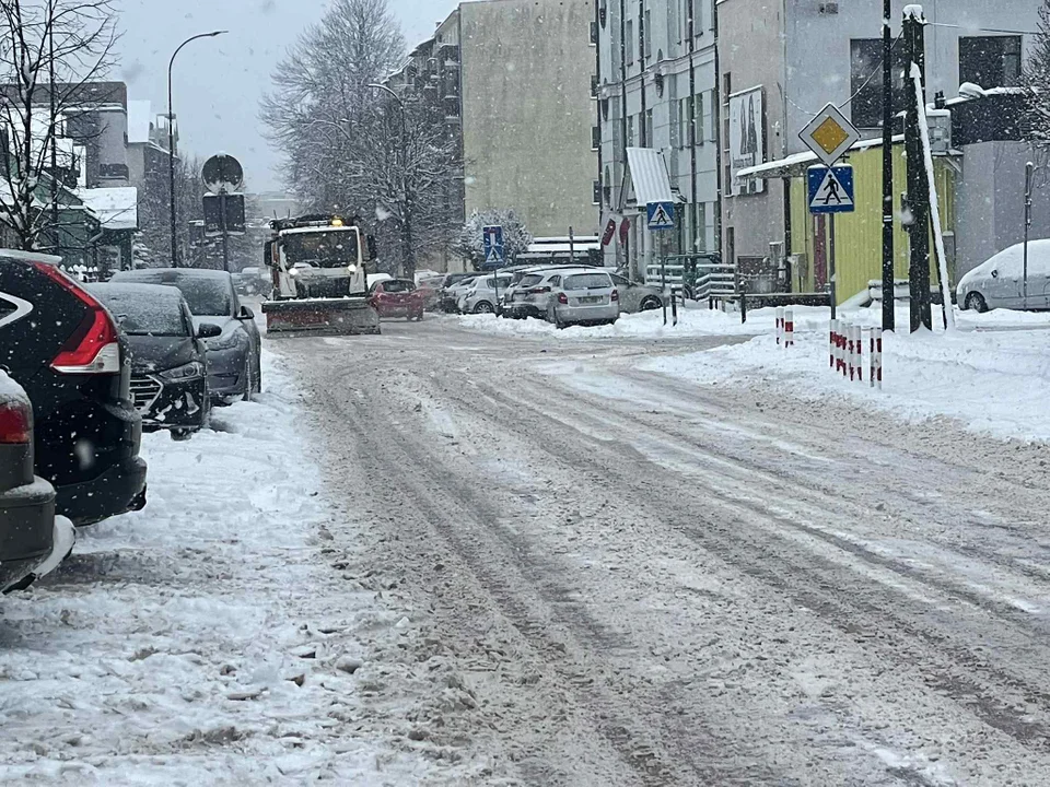 Śnieżyca na Ziemi Biłgorajskiej! Drogi zasypane, służby w akcji i alert pierwszego stopnia (foto) - Zdjęcie główne