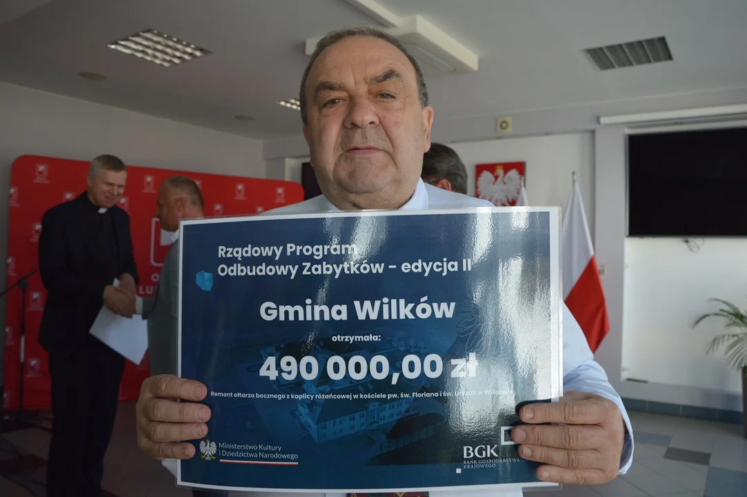 Opole Lubelskie. Wręczenie promes dla samorządów i parafii z powiatu opolskiego