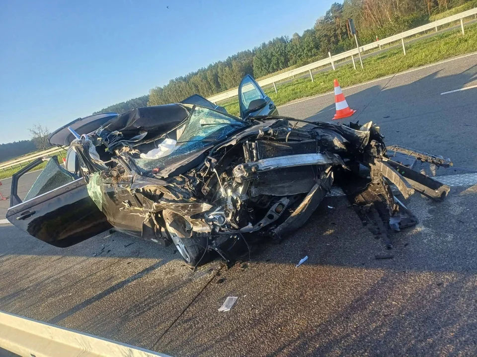 Z impetem wjechał w ciężarówkę na S17. Audi w strzępach, trzy osoby w szpitalu - Zdjęcie główne