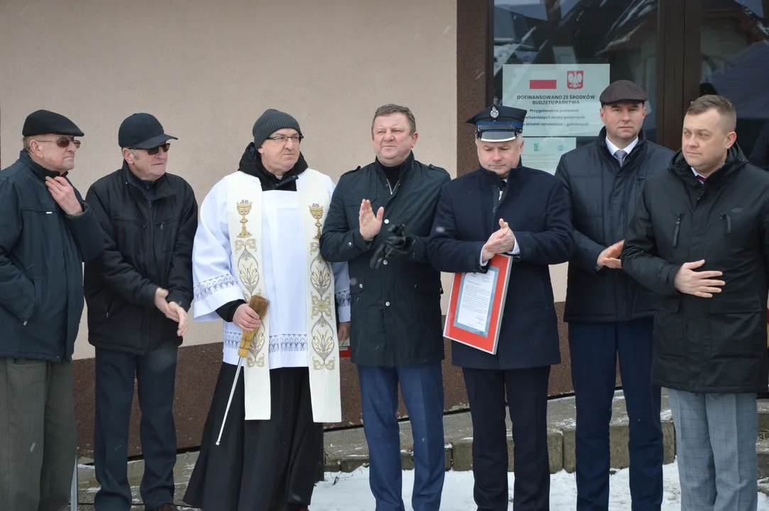 Uroczystość przekazania samochodu strazackiego dla OSP w Chruślinie