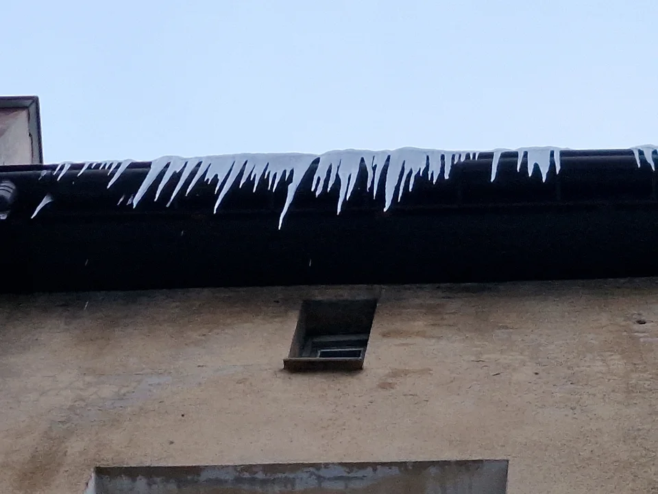 Sople wiszą nad chodnikiem w centrum Lublina. "Pozostaje mieć nadzieję, że nic się nie stanie”