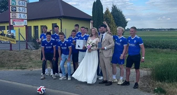 Lutnia mistrzem ligi w dniu ślubu trenera (zdjęcia) - Zdjęcie główne