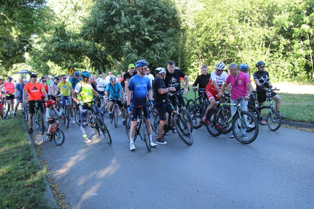 XXX Święto Roweru w Lubartowie z Czesławem Langiem. Nagrody dla uczestników z rąk legendy kolarstwa (zdjęcia) - Zdjęcie główne