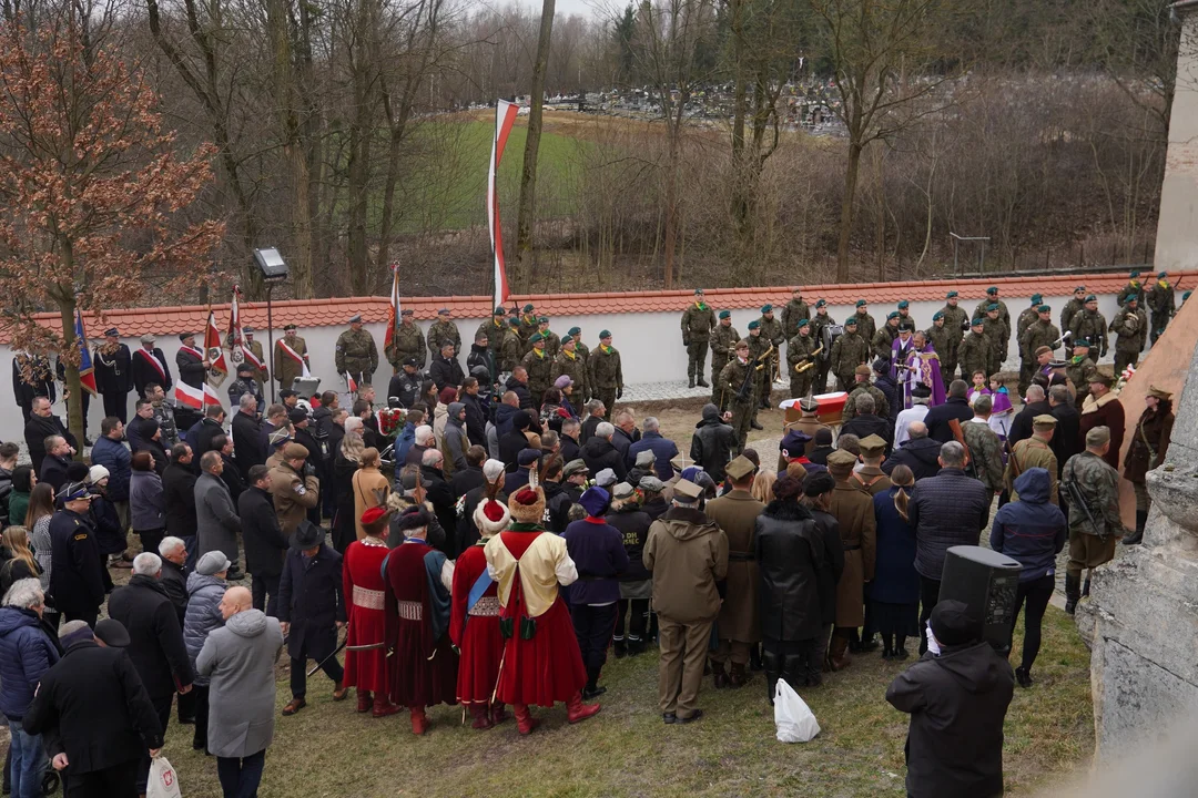 Tłumy żegnają zamordowanego mieszkańca powiatu zamojskiego - Zdjęcie główne