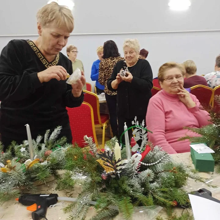 Seniorzy z gminy Trzebieszów zrobili świąteczne stroiki