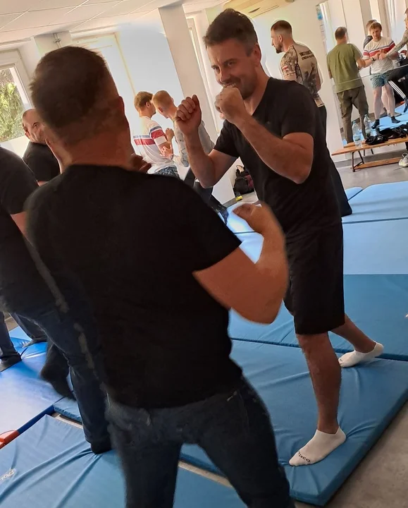 Puławy: Policjanci szkolą ratowników medycznych z samoobrony