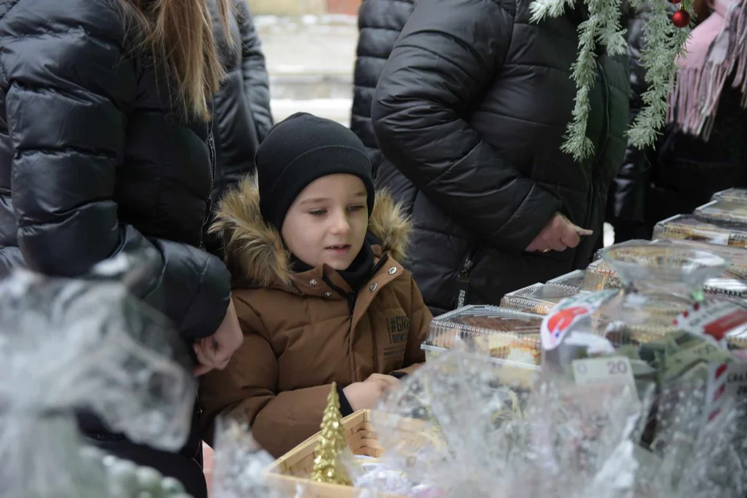 Koło Gospodyń Wiejskich w Zimnej Wodzie zaprosiło na kiermasz świąteczny na pomoc Marcie Ochnik