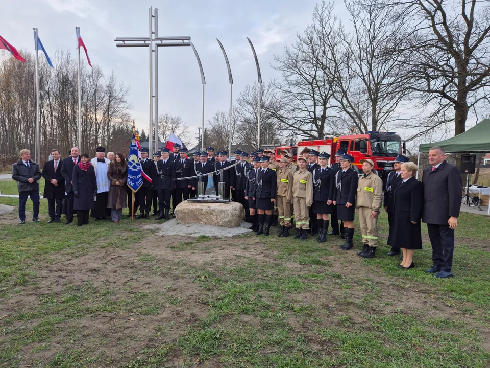 Uroczystość odsłonięcia tablicy, poświęcenia krzyża i pomnika na Skwerze Pamięci w Gocławiu - Zdjęcie główne