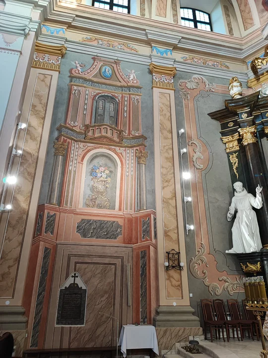 W kościele Podwyższenia Krzyża Św. w Łukowie można podziwiać zabytkowe freski i odnowiony żyrandol.(ZDJĘCIA)