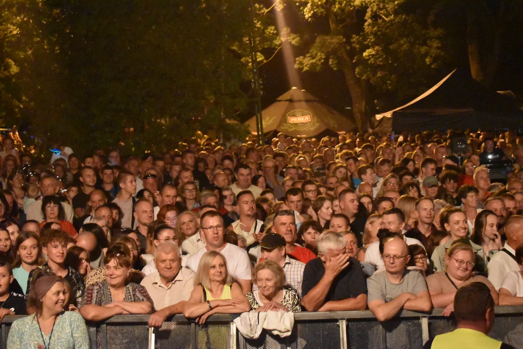 Występy lokalnych zespołów, gwiazda wieczoru "BOYS" oraz świętujący mieszkańcy powiatu