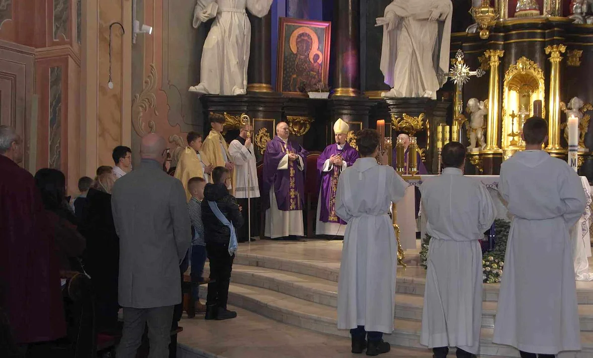 Biskup Grzegorz Suchodolski odwiedził Parafię Podwyższenia Krzyża Św. Ingres Biskupa z plebanii do kościoła i msza święta